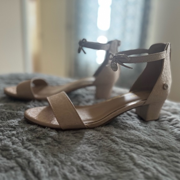 Girls Nine West champagne dress shoes size 4, excellent condition. Worn once. - Picture 6 of 13